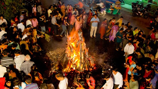 होलिका दहन 6 मार्च को है या 7? यहां देखें अपने शहर के अनुसार सही मुहूर्त और दिन