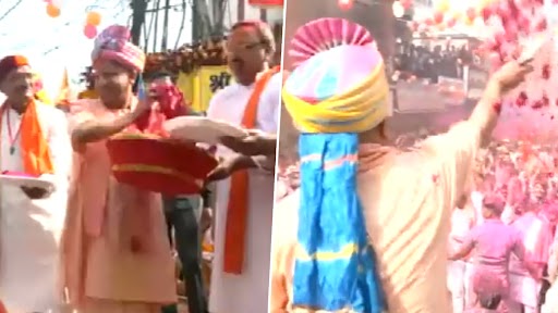Holi 2023: मुख्यमंत्री योगी आदित्यनाथ ने गोरखपुर में खेली फूलों की होली, जश्न का वीडियो वायरल