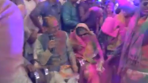 Video: सीएम शिवराज सिंह चौहान ने भोपाल में अपने आवास पर धूम- धाम से मनाई होली, देखें वीडियो