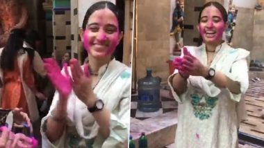 Holi Celebration In Pakistan: पाकिस्तान के शीतला देवी मंदिर में धूमधाम से मनाई गई होली, देखें वीडियो