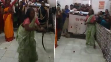 Snake Wraps Around Woman’s Hand: मंदिर में नाच रही महिला के हाथ में लिपटा सांप, उसके बाद भी डांस करती रही महिला