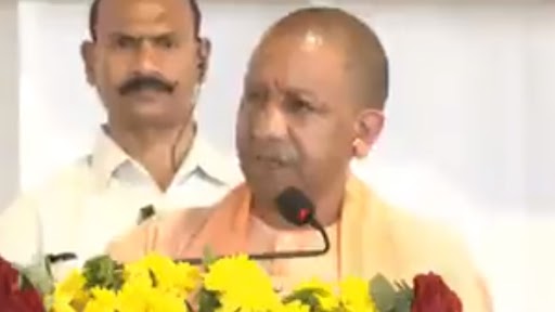 Yogi Adityanath Praises PM Modi: मोदी दुनिया में भारत का दबादबा बढ़ा रहे हैं, कुछ लोग विदेश जाकर भारत की आलोचना करते हैं