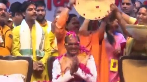 Video: उमा भारती ने शिवराज सिंह चौहान पर की फूलों की बारिश, नई शराब नीति से हुईं खुश