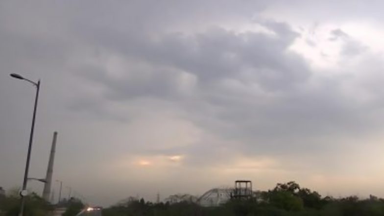 Weather Update: दिल्ली-नोएडा में अचानक बदला मौसम, दिन में छाया अंधेरा, गरज के साथ हुई तेज बारिश