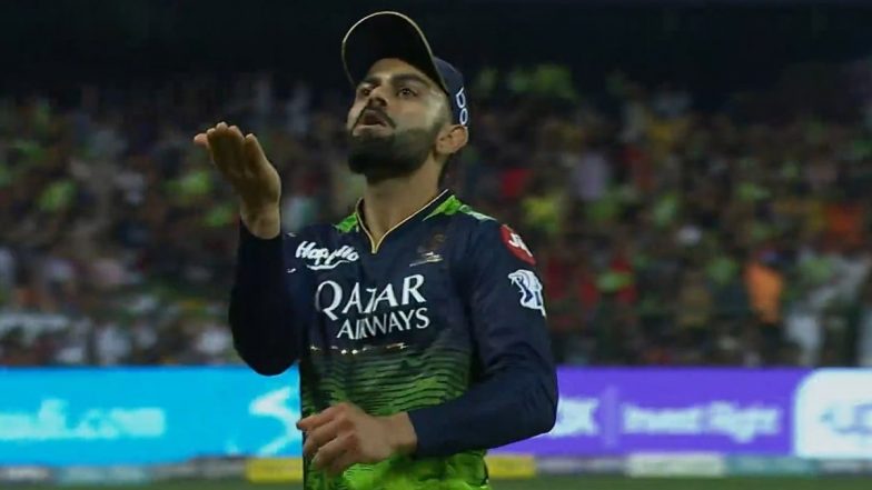 Virat Kohli Flying Kiss To Fans: आईपीएल में अपना 101वां कैच पकड़ने के बाद विराट कोहली ने प्रशंसकों को दिया फ्लाइंग किस, देखें तस्वीर