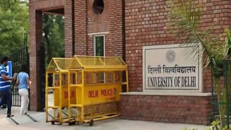 DU Academic Session 2023-2024 Begins Today: मिठाई और फूलों से शुरू हुआ डीयू का नया सत्र, रैगिंग को लेकर प्रशासन सख्त