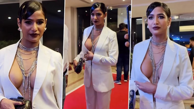 Poonam Pandey का ब्रालेस वीडियो सोशल मीडिया पर हुआ वायरल, एक्ट्रेस की कातलि अदाओं ने बढ़ाया तापमान (Watch Video)