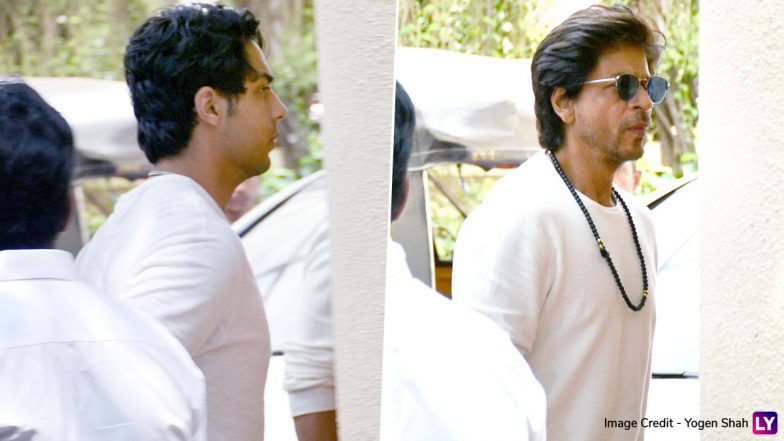 Pamela Chopra Funeral:  Shah Rukh Khan अपने बेटे Aryan Khan के साथ पामेला चोपड़ा के अंतिम संस्कार में हुए शामिल (Watch Video)