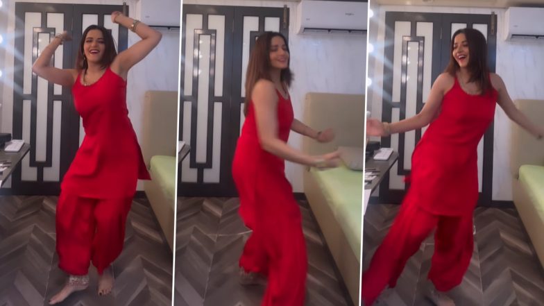 भोजपुरी अभिनेत्री Monalisa ने रेड सिजलिंग आउटफिट पहन Billi Billi गाने में लगाए सेक्सी ठुमके, एक्ट्रेस की हॉटनेस ने यूजर्स को बनाया दीवाना (Watch Video)