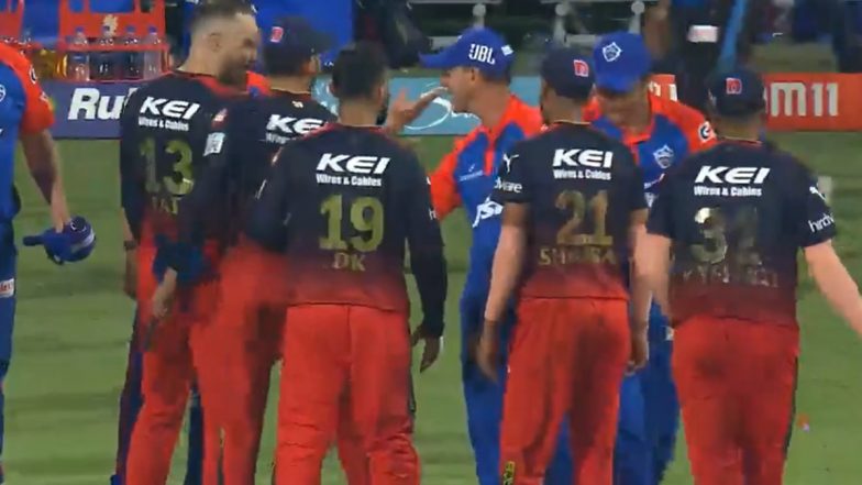 Kohli vs Ganguly, IPL 2023: विराट कोहली ने मैच के बाद सौरव गांगुली नहीं मिलाया हाथ, ऐसे किया अनदेखा; सोशल मीडिया पर वीडियो वायरल (Watch Video)