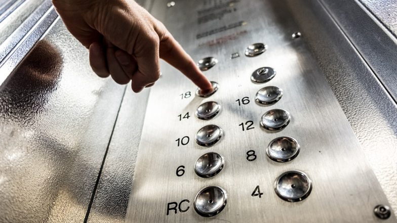 People Stuck In Lift In Ghaziabad: गौर होम सोसाइटी में लिफ्ट में फंसे 9 लोग, 15 मिनट तक रहे चीखते-चिल्लाते