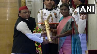 Padma Award: मुलायम सिंह यादव मरणोपरांत पद्म विभूषण से हुए सम्मानित, अवार्ड लेने पहुंचे अखिलेश यादव