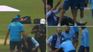 Ashish Nehra Kicks Murali Karthik: केकेआर के खिलाफ मैच से पहले आशीष नेहरा ने मजाक में मुरली कार्तिक के प्राइवेट पार्ट पर मारी लात, देखें  वायरल वीडियो!