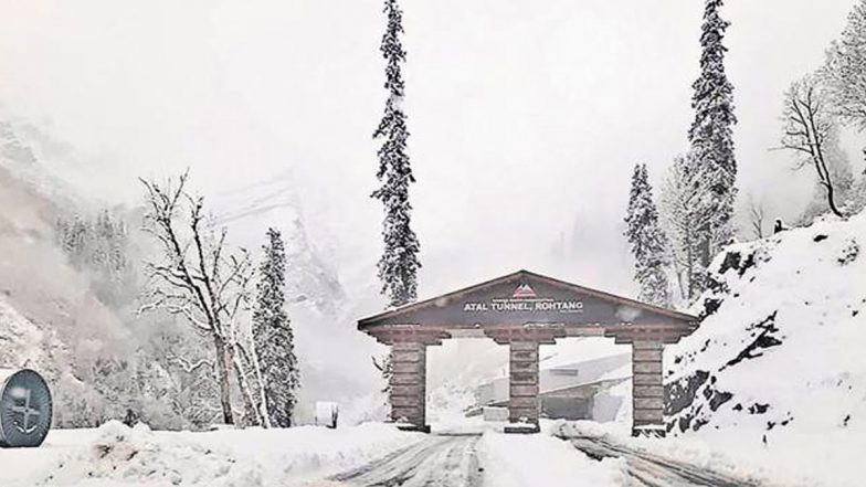 Himachal Pradesh: रोहतांग में ताजा बर्फबारी, बर्फ की सफेद परत से ढकी पहाड़ियां (Watch Video)