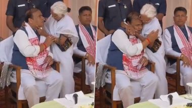 Himanta Biswa Sarma Loved By Old Woman: असम के सीएम हिमंत बिस्वा सरमा को बुजुर्ग महिला ने बेटे की तरह प्यार करती आई नजर, देखें वायरल वीडियो