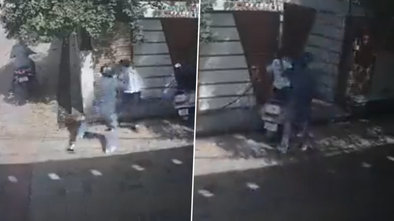 UP Chain Snatching Video: लखनऊ में बदमाशों ने पिस्तौल की नोक पर दिनदहाड़े महिला की गले से लूटे चेन, सपा ने वीडियो शेयर कर योगी सरकार को घेरा