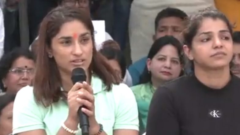 Wrestlers Protest: बृज भूषण के खिलाफ आज दर्ज हो सकता है FIR, पहलवान विनेश फोगाट की पीएम मोदी से मांग, WFI अध्यक्ष को सभी पदों से हटाया जाए (Watch Video)