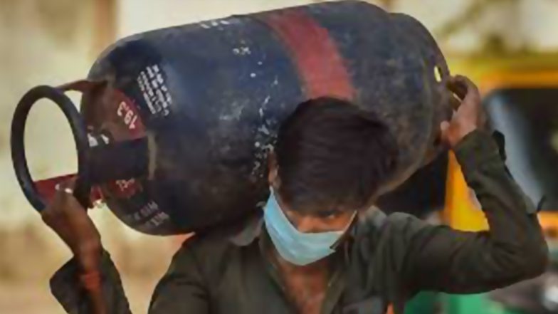 Commercial LPG Price Reduced: महंगाई की मार से आम लोगों को थोड़ी राहत! कमर्शियल गैस सिलेंडर के दाम घटे, जानें कितने रूपये हुए सस्ते