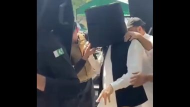 Imran Khan Wears Bulletproof Bucket: इमरान खान बुलेटप्रूफ बकेट और भारी सुरक्षा दस्ते के साथ लाहौर एंटी-टेररिज्म कोर्ट पहुंचे, Video देख लोग हुए हंसी से लोट-पॉट