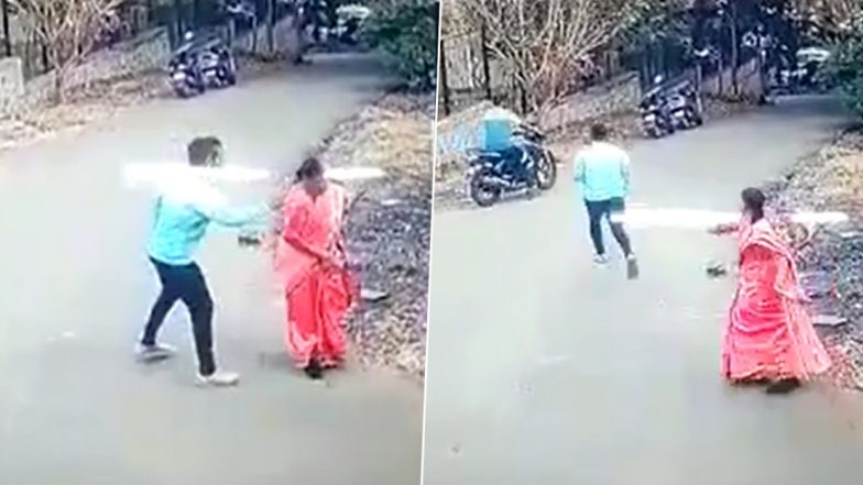 VIDEO: महाराष्ट्र के कोल्हापुर में दिनदहाड़े चोर ने महिला के गले से छीनी चेन, घटना CCTV कैमरे में कैद