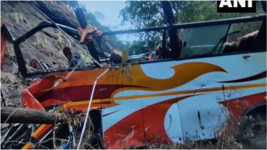 Maharashtra Bus Accident: मुंबई-पुणे हाईवे पर बड़ा हादसा, बस खाई में गिरने से 12 यात्रियों की मौत, 28 जख्मी (Watch Video)