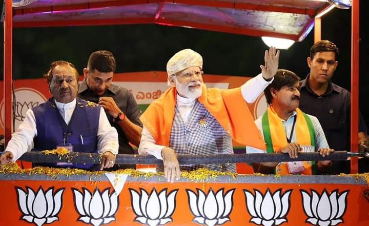 PM Modi Security Breach in Karnataka: पीएम मोदी की सुरक्षा में बड़ी चूक, मैसूर में रोड शो के दौरान काफिले पर फेंका गया मोबाइल फोन, जांच जारी (Watch Video)