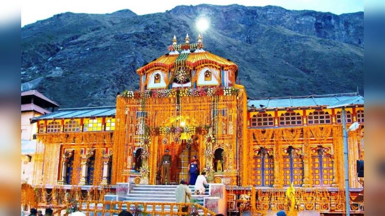 Badrinath Dham VIDEO: बद्रीनाथ धाम के खुले कपाट, हेलीकॉप्टर से हुई पुष्पवर्षा, 15 क्विंटल फूलों से सजाया गया मंदिर