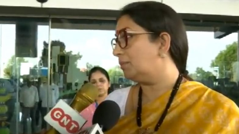 Smriti Irani Slams Mallikarjun Kharge: पीएम मोदी पर की गई टिप्पणी को लेकर मल्लिकार्जुन खड़गे पर बरसीं स्मृति ईरानी