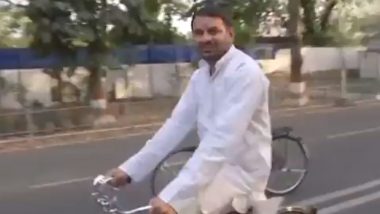 Tej Pratap Rides Bicycle: लालू यादव किडनी ट्रांसप्लांट के बाद पहली बार पटना पहुंचे, बड़े बेटे तेजप्रताप खुश होकर साइकिल चलाते आए नजर (Watch Video)