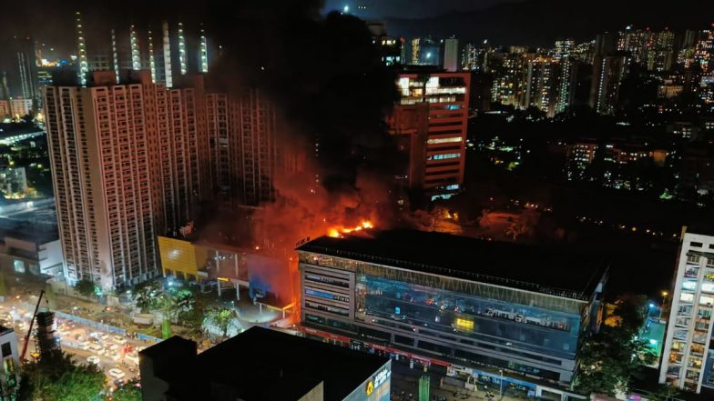 Thane Fire: ठाणे में घोड़बंदर रोड स्थित वंडर मॉल के पास लगी भीषण आग (Watch Video)