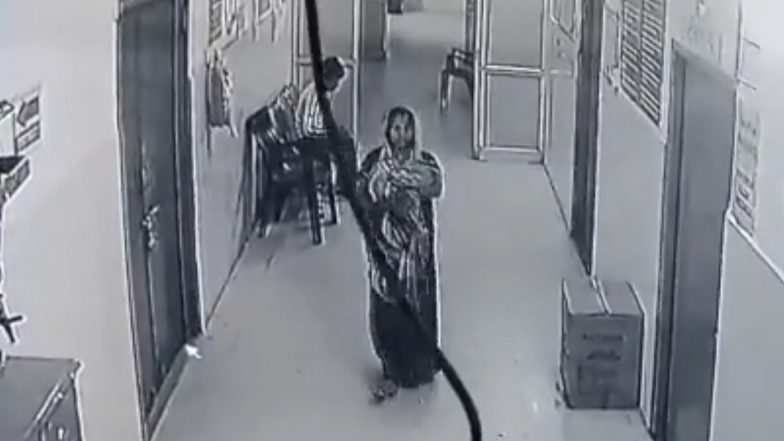 Uttar Pradesh: कानपुर के सरकारी अस्पताल से बच्चा चोरी करती महिला कैमरे में कैद (Watch Video)