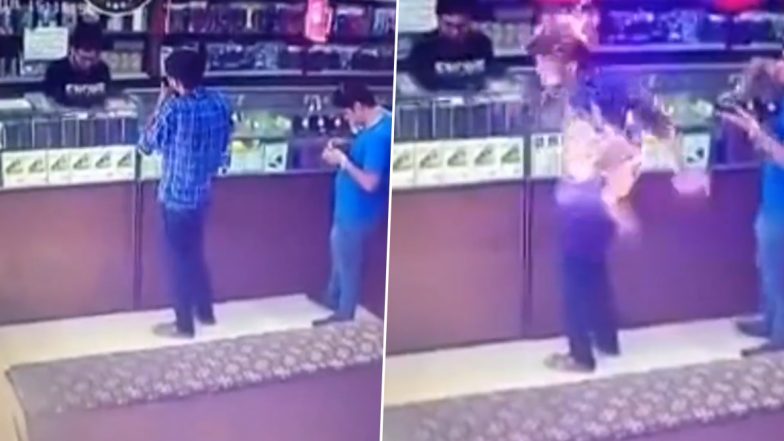 Viral Video: दुकान के अंदर सिगरेट जला रहा था शख्स, पल भर में खुद ही बन गया आग का गोला