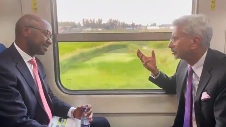 VIDEO: मोजाम्बिक में S Jaishankar ने की 'Made in India' ट्रेन की सवारी, वहां के मंत्री से की भारतीय मेट्रो की तारीफ