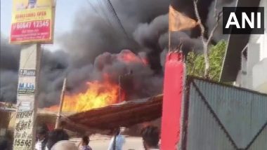 Fire in Slum Area In Patna: पटना के झुग्गी बस्ती में लगी भीषण आग, मौके पर पहुंची दमकल की कई गाड़िया