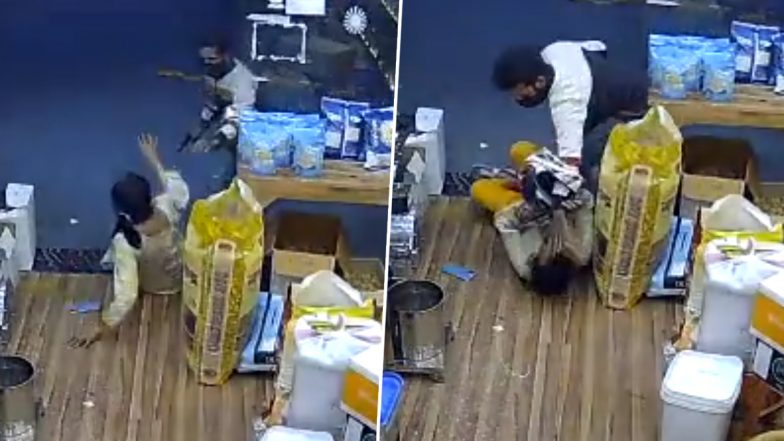 Shocking Video: दिल्ली में बेखौफ बदमाश, बंदूक की नोक पर दो लोगों ने महिला से लूटी सोने की चेन, वारदात CCTV में कैद