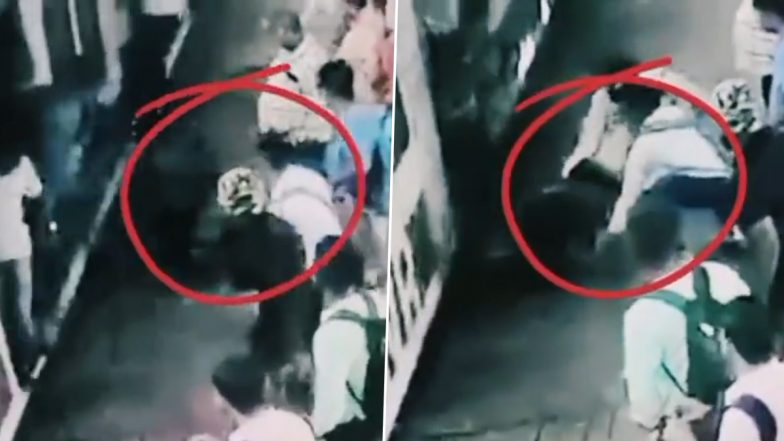 Video: मलाड में चलती ट्रेन से उतरने की कोशिश में गिरा यात्री, आरपीएफ महिला कांस्टेबल ने बचाया