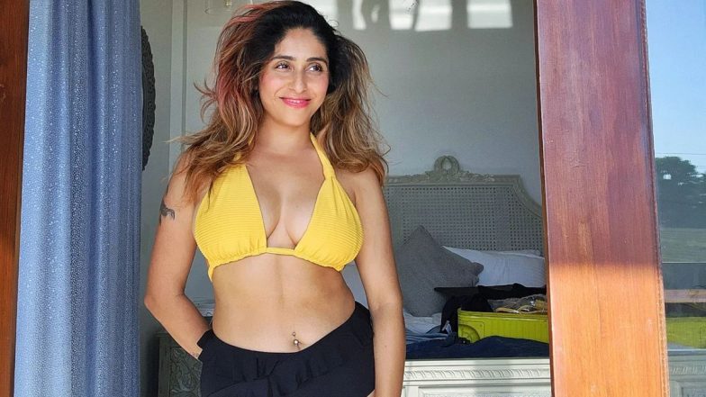 Neha Bhasin ने येल्लो ब्रालेट पहन फ्लॉन्ट किया सेक्सी फिगर, एक्ट्रेस का किलर अवतार देख यूजर्स हुए लट्टू (See Pics)