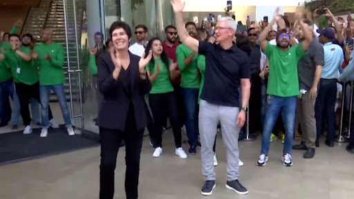 Apple Store Grand Opening In Mumbai: भारत में खुला एप्पल का पहला स्टोर, CEO Tim Cook ने किया ग्राहकों का स्वागत, देखें वीडियो
