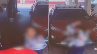 Woman Beaten By Man: पुणे में पार्किंग गेट पर धक्का लगने से भड़का पुरुष, महिला को मारा थप्पड़, सीसीटीवी में घटना कैद