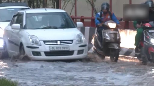 Delhi Rainfall: भारी बारिश और आंधी से दिल्ली-एनसीआर में जलभराव, अधिक हो सकती है वर्षा, देखें वीडियो