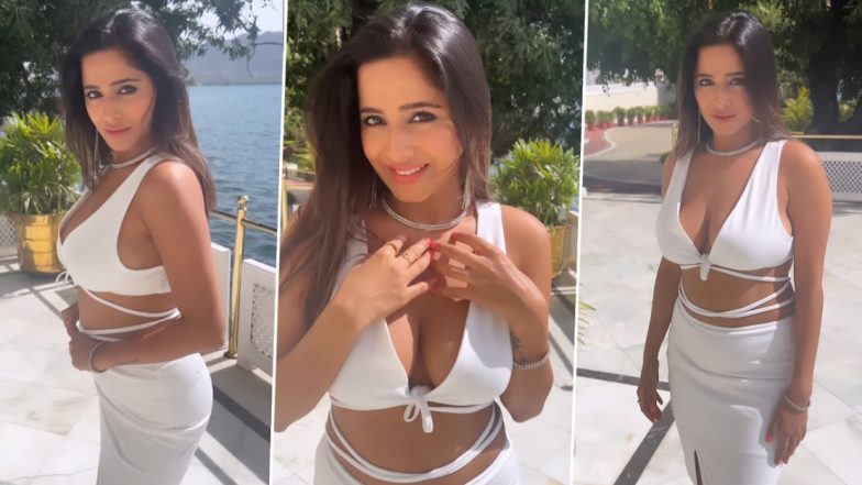 Kate Sharma ने व्हाइट सिजलिंग कट-आउट आउटफिट पहन दिए सेक्सी पोज, एक्ट्रेस का  स्टनिंग अवताार देख यूजर्स हुए घायल (Watch Video)