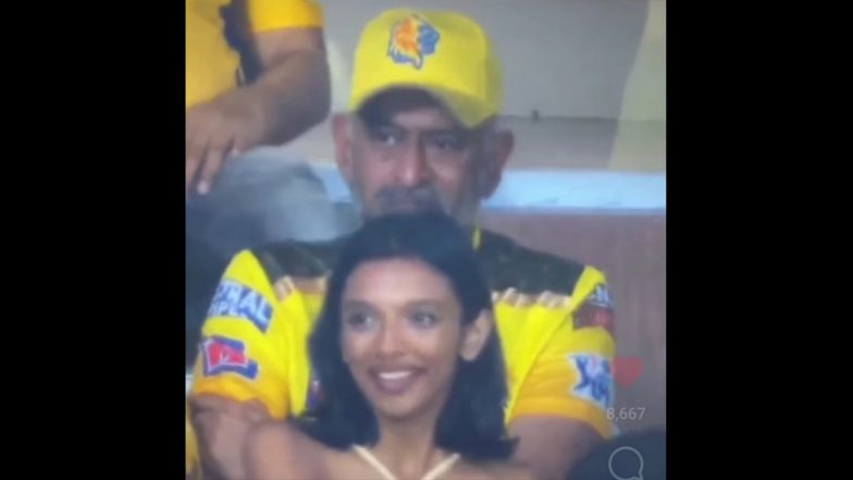 Dhoni Time Travel 2040 Video: स्टेडियम में धोनी के हमशक्ल मैच देखते हुए कैमरे में हुए कैद, तस्वीर देख नेटिजन हुए हैरान, देखें वायरल वीडियो
