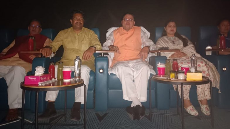 The Kerala Story: उत्तराखंड के मुख्यमंत्री धामी ने पत्नी, मंत्रिमंडल सहयोगियों के साथ ‘द केरल स्टोरी’ देखी