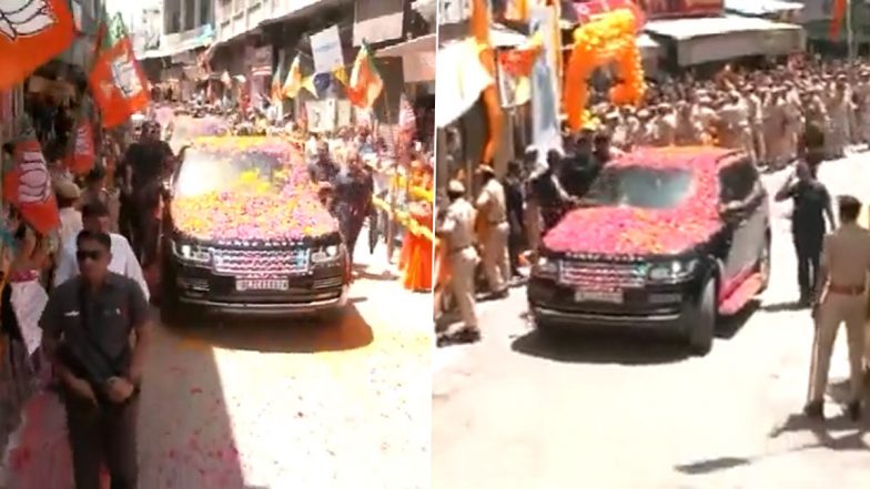 PM Modi Showered With Flower Petals: राजस्थान के नाथद्वारा पहुंचे पीएम मोदी, उन पर लोगों ने की फूलों की पंखुड़ियों की बारिश, देखें वीडियो
