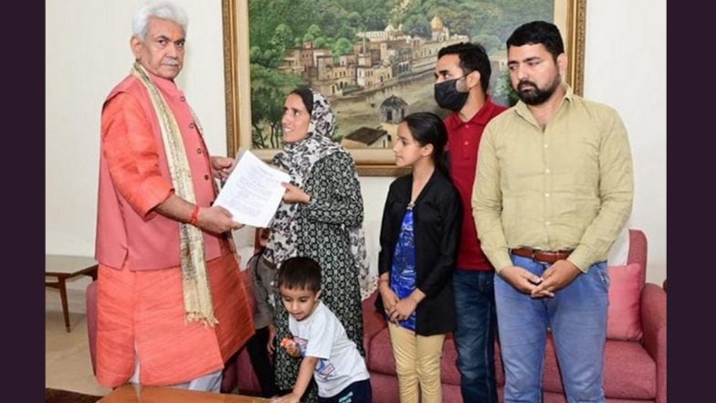 J-K: एलजी सिन्हा ने आतंकी हमले में मारे गए कश्मीरी पंडित की विधवा को नियुक्ति पत्र सौंपा, देखें तस्वीरें