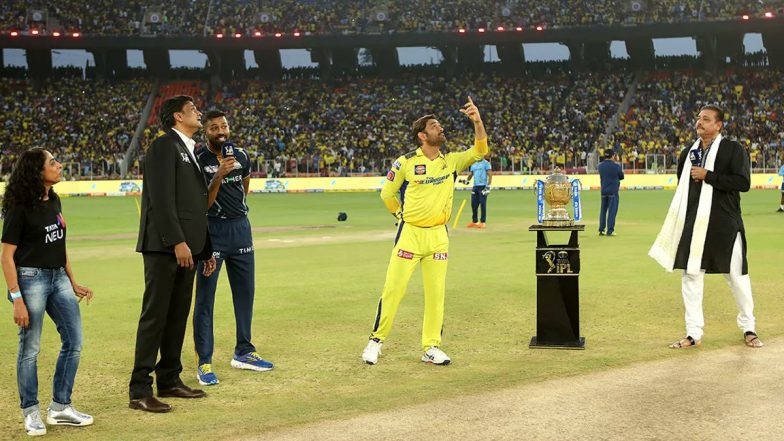 MS Dhoni Spun Coin With Left Hand: MS धोनी ने टॉस के समय पहली बार बाएं हाथ से उछाला कॉइन, फैंस को किया हैरान, देखें विडियो और Photo