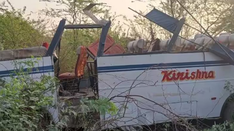 Jalaun Accident: यूपी के जालौन जिले में बारातियों से भरी बस खड्डे में गिरी, पांच मरे, 17 घायल