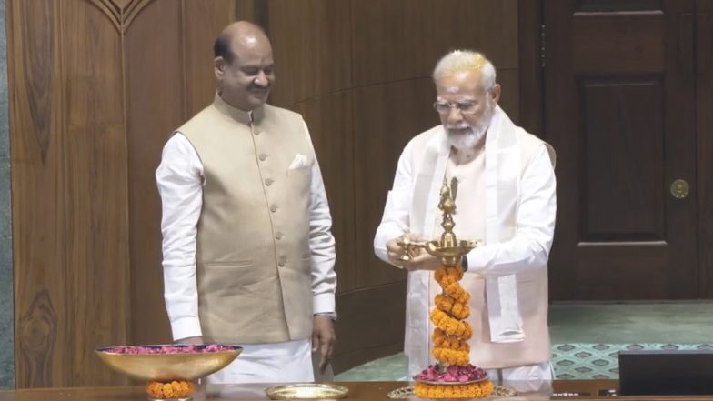 New Parliament Building: PM मोदी ने नए संसद भवन में लोकसभा अध्यक्ष के आसन के पास सेंगोल को किया स्थापित