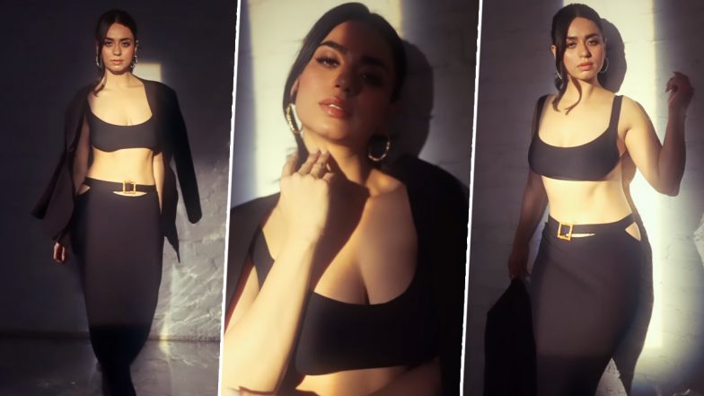 Soundarya Sharma ने ब्लैक ब्रालेट पहन दिए सेक्सी पोज, एक्ट्रेस की बोल्डनेस ने बढ़ाया इंटरनेट का पारा (View Pics)