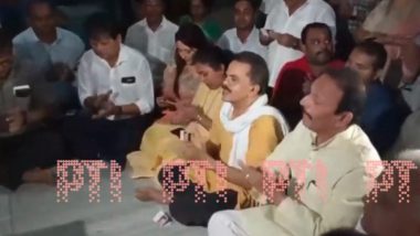 Hanuman Chalisa By Congress: कर्नाटक में जीत के बाद कांग्रेस लीडर भाई जगताप ने मंदिर में किया 'हनुमान चालीसा' का पाठ, देखें वीडियो